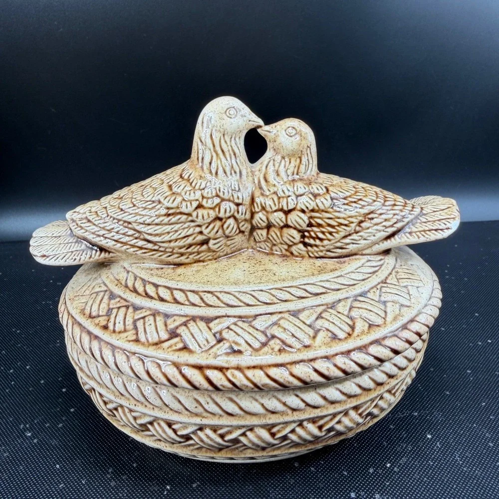 Vintage Kissing Birds Ceramic Trinket Dish Lidded Bowl Basketweave Tan Container